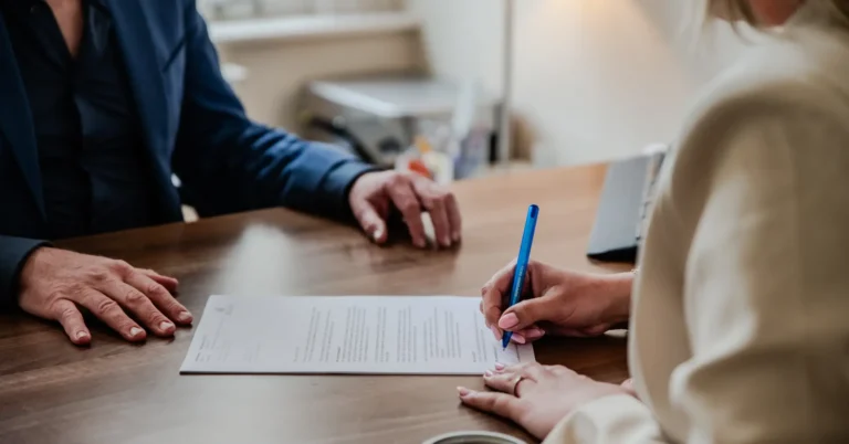 Koper ondertekent het koopcontract bij de makelaar - Projectnotaris - Dekker Makelaars